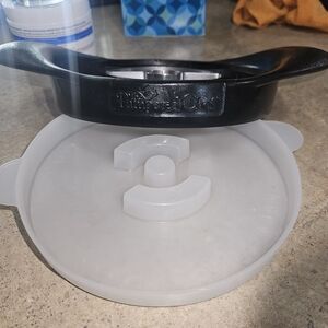 Pampered Chef Black and White Pineapple Corer